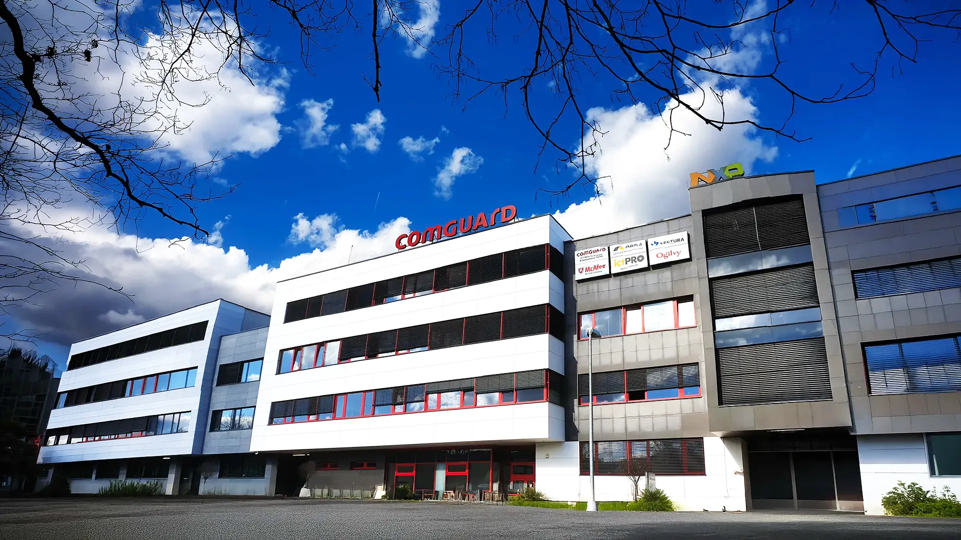 Pohled na moderní administrativní budovu COMGUARD v Brně na Sochorově ulici.